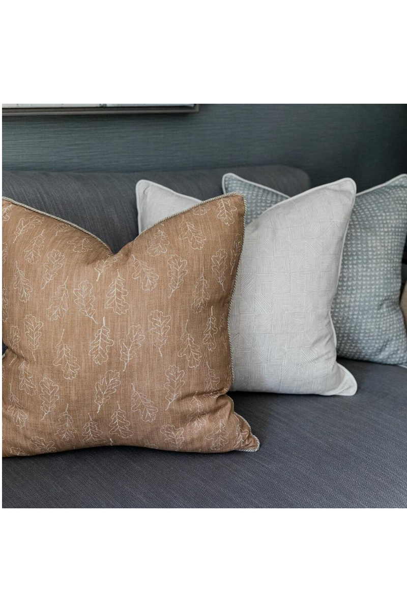 Coussin à motifs en tissu marron | Andrew Martin Noble Oak | Meubleluxe.fr