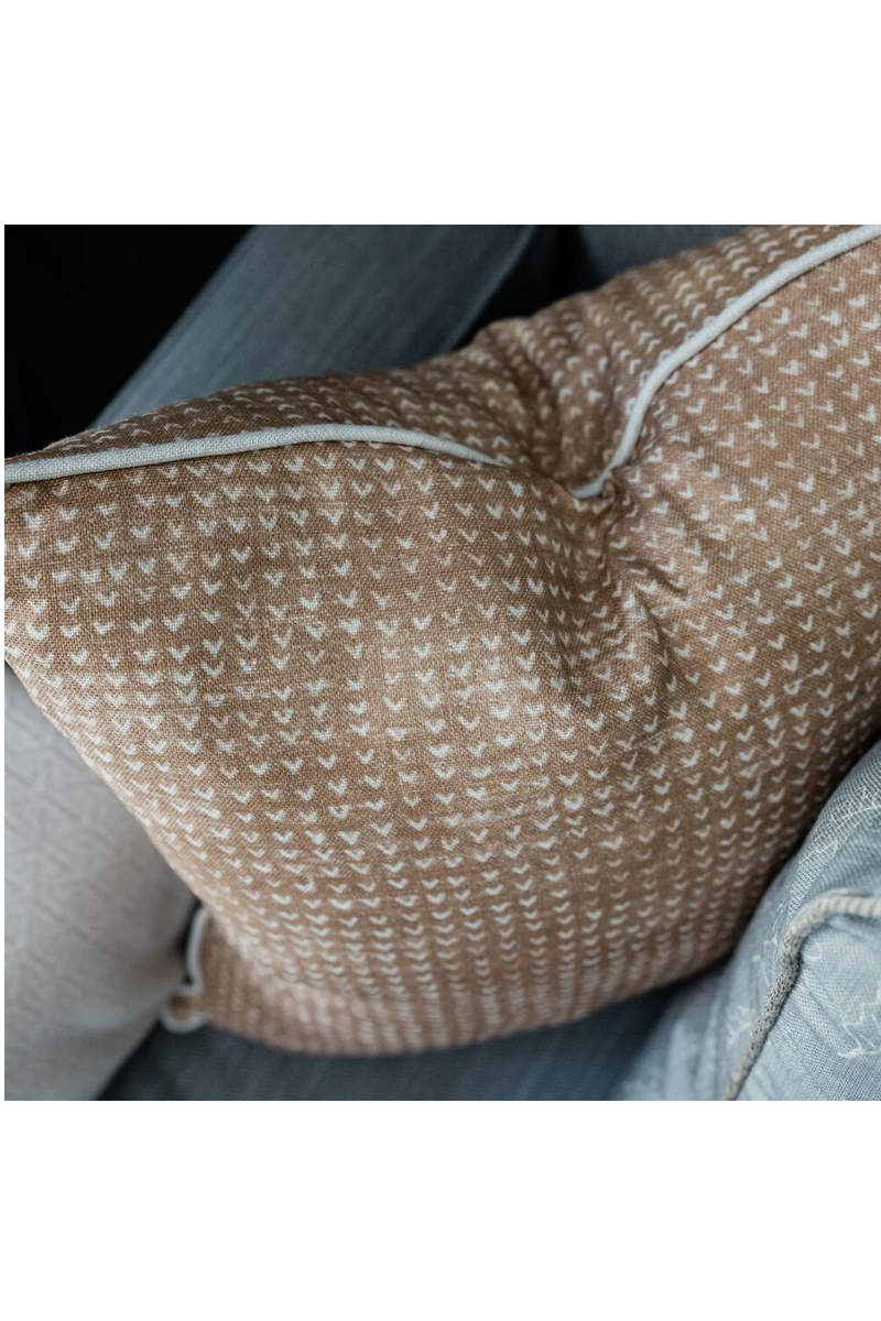 Coussin en tissu marron | Andrew Martin Finch | Meubleluxe.fr