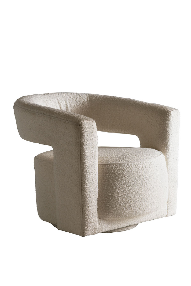 Fauteuil pivotant sculptural bouclé ivoire | Andrew Martin Madison | Meubleluxe.fr