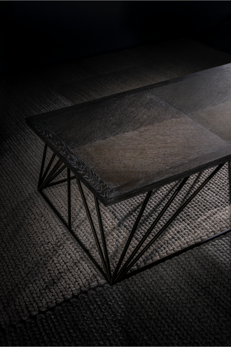 Table basse à base géométrique en chêne foncé | Andrew Martin Emerson | Meubleluxe.fr