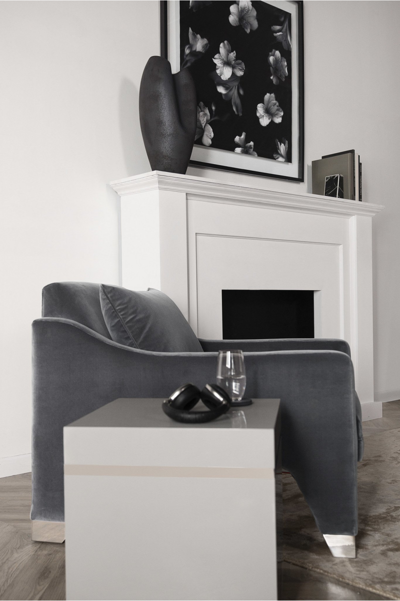 Table d'appoint cubique en taupe clair | Andrew Martin Ella | Meubleluxe.fr