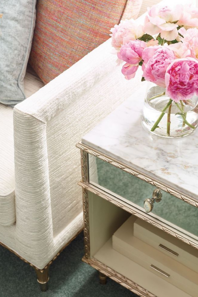 Table d'appoint en marbre blanc et dorée | Caracole Fontainebleau | Meubleluxe.fr