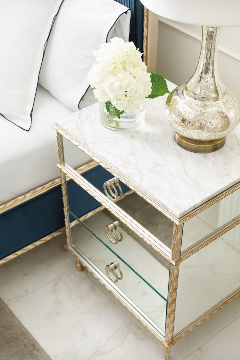 Table de chevet en marbre blanc et verre miroir | Caracole Fontainebleau | Meubleluxe.fr