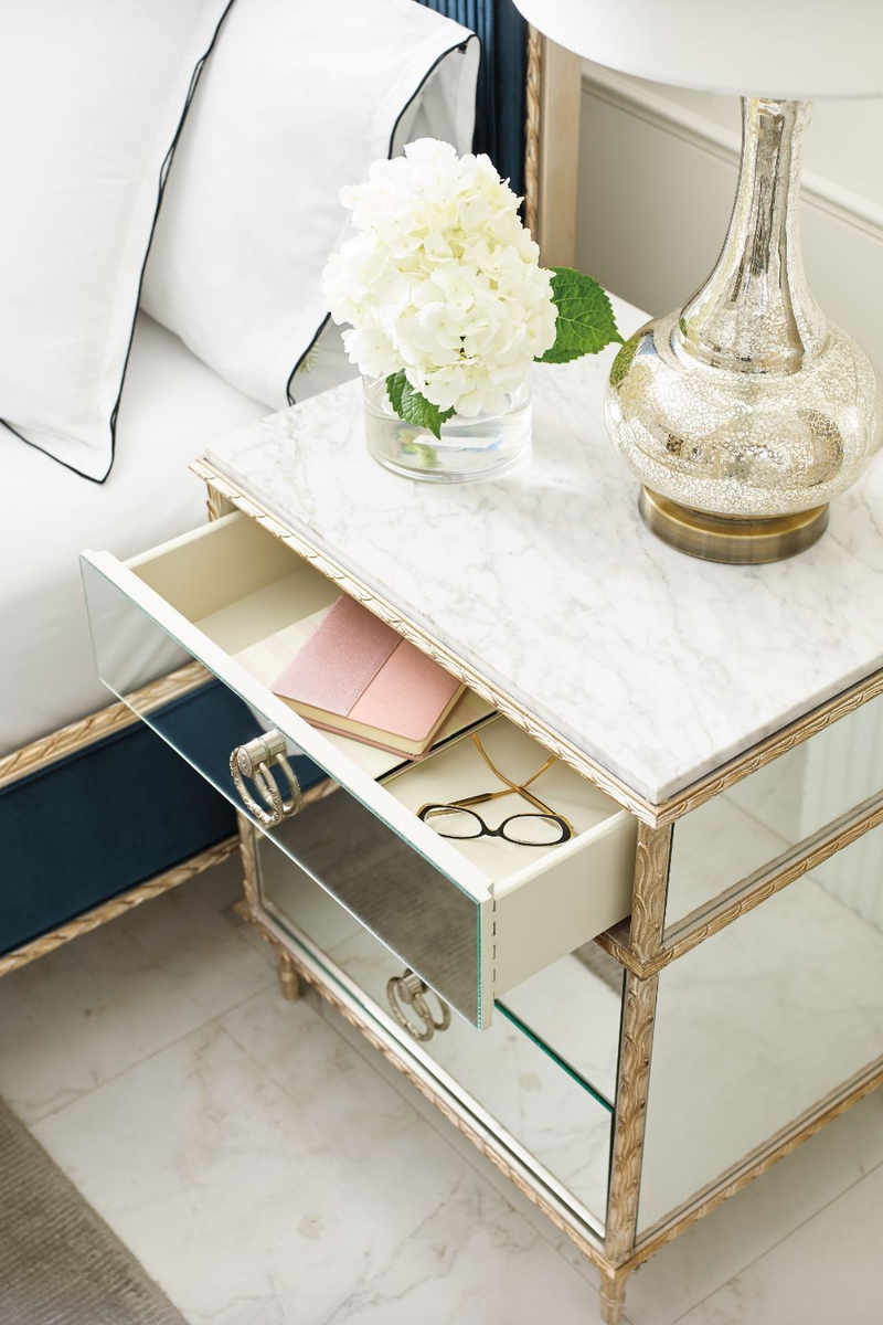 Table de chevet en marbre blanc et verre miroir | Caracole Fontainebleau | Meubleluxe.fr