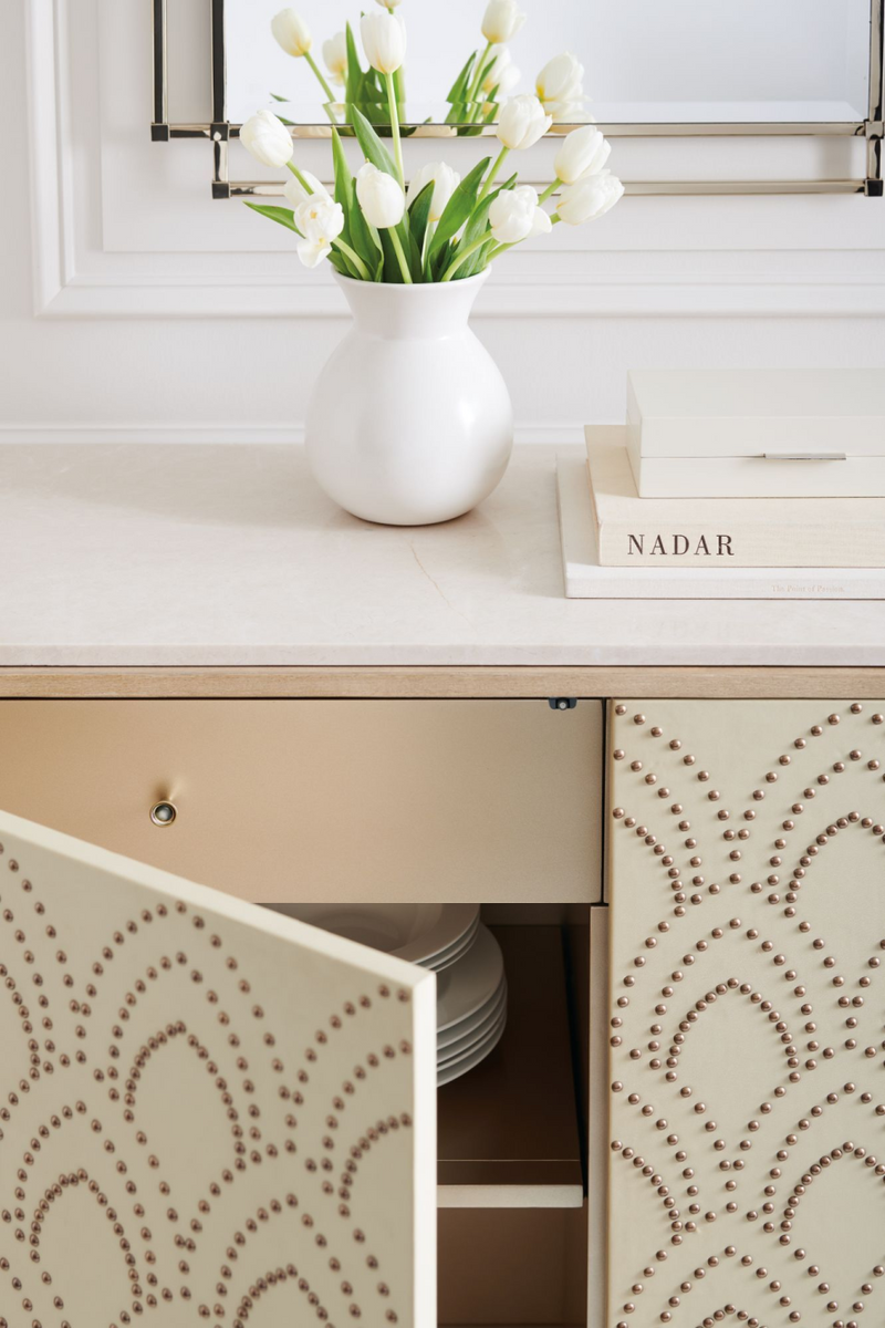 Commode en bois de Koto cloutés et marbre blanc | Caracole Nailed | Meubleluxe.fr