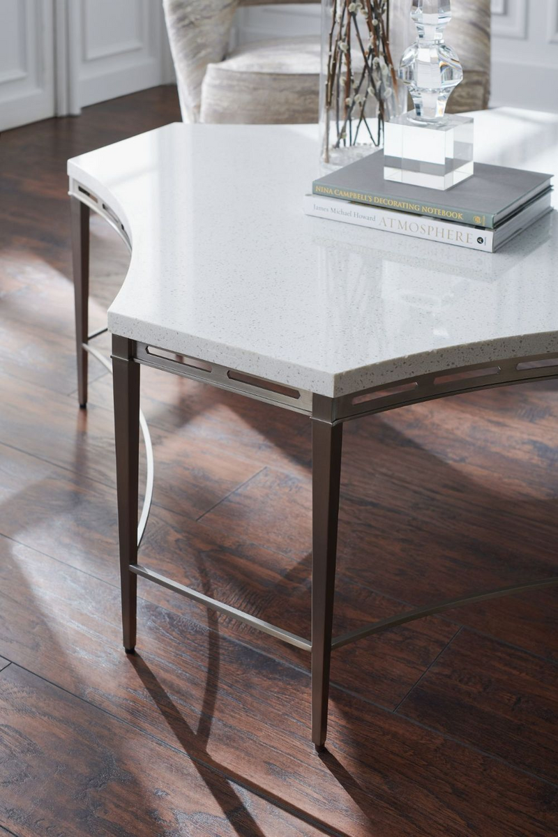 Table basse en chrome brossé et pierre blanche | Caracole The Scoop | Meubleluxe.fr