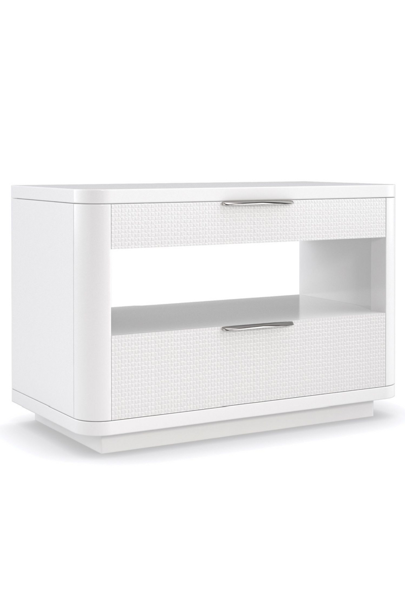 Table de chevet en bois blanc sculpté | Caracole In Touch | Meubleluxe.fr