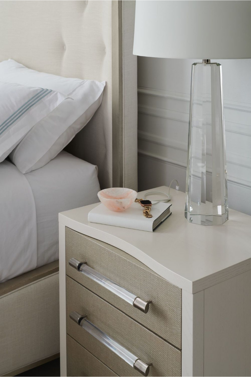 Table de chevet 3 tiroirs en bois blanc et taupe | Caracole Clarity | Meubleluxe.fr