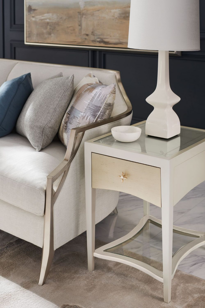 Table d'appoint en bois taupe | Caracole Little Charm | Meubleluxe.fr